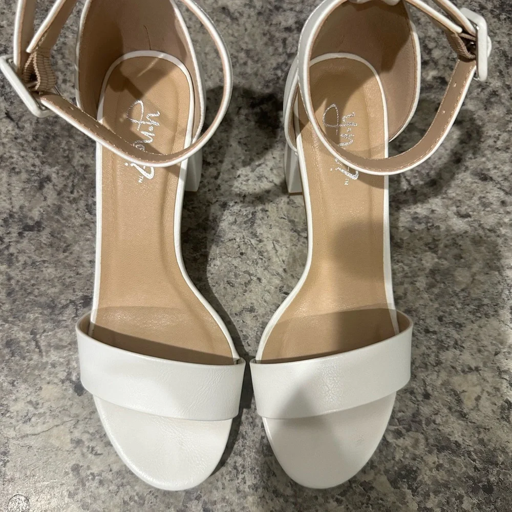 Elegant White Block High Heels Size 6 With 3” Heel Cake